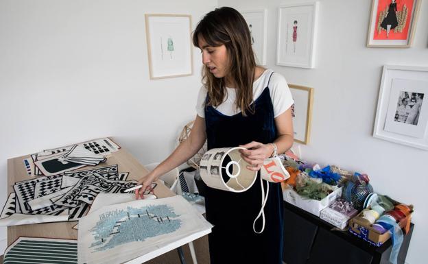 Pilar Morquillas muestra un mantel con el mapa de Bilbao.