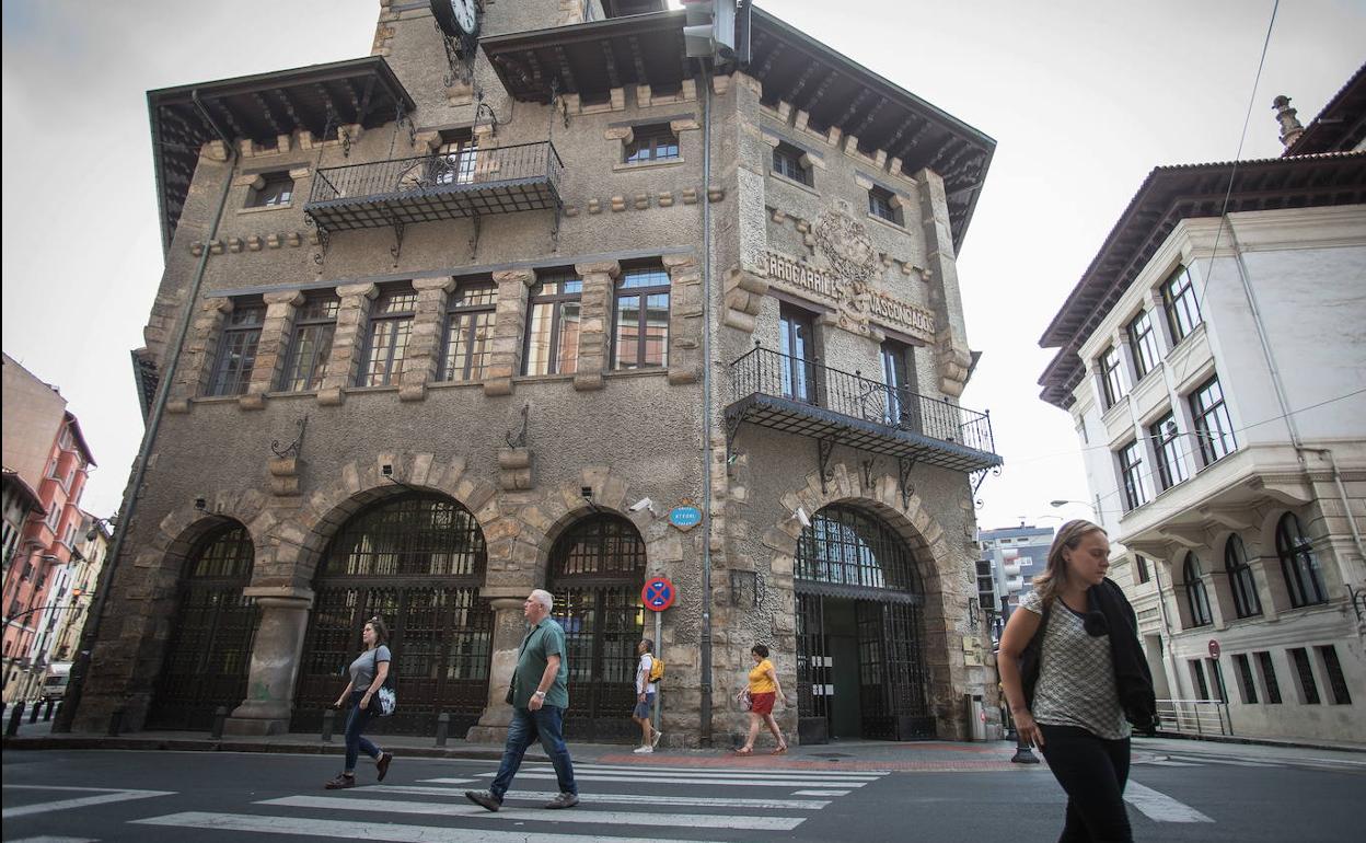 Atxuriko geltokiak trenak jasotzeari utzi zion iazko irailean.