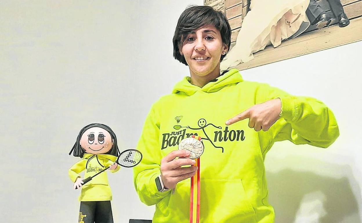 Dina Abouzeid posa con la medalla de campeona de España. 