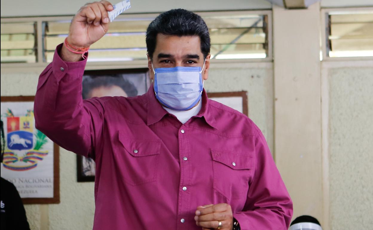 Nicolás Maduro, al depositar su papeleta el domingo en Caracas. 