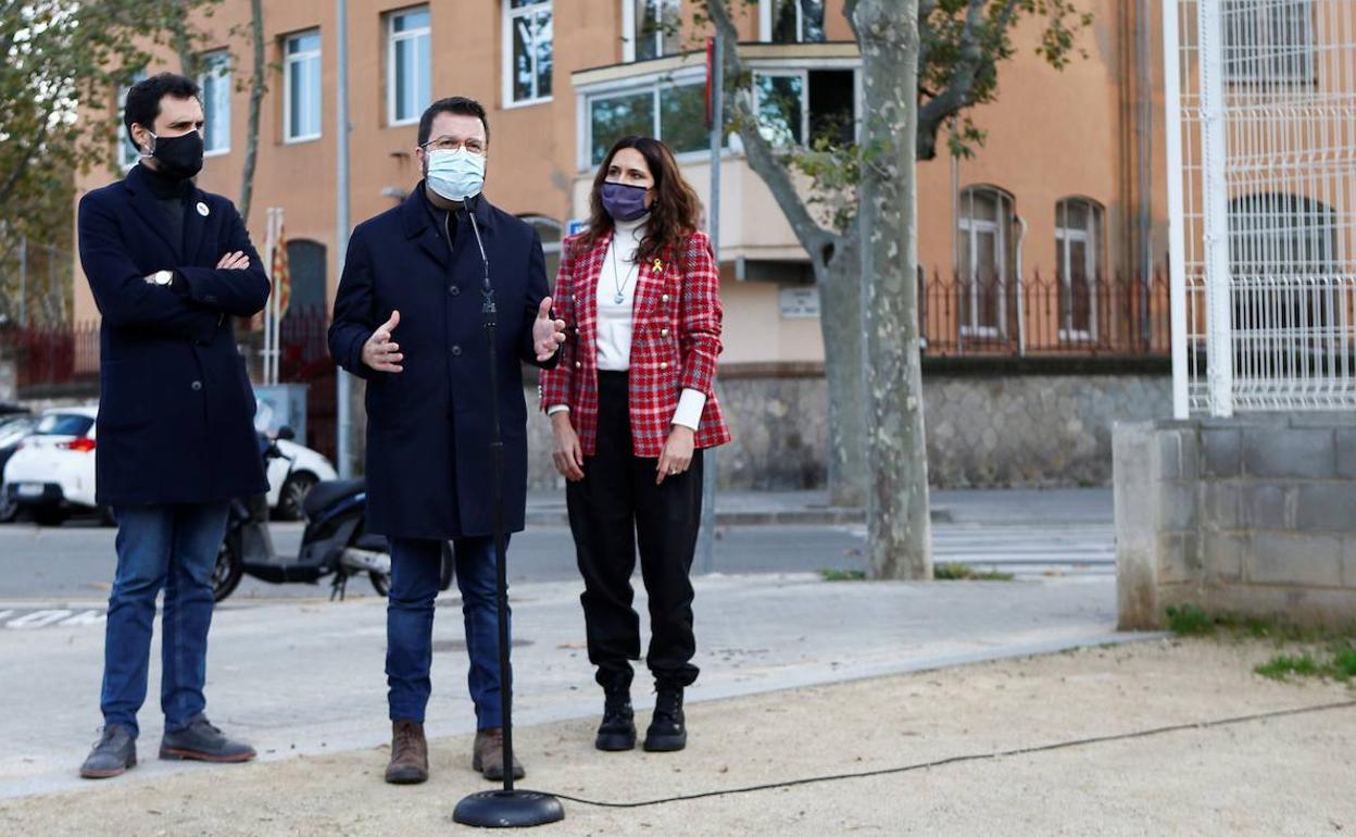 Pere Aragonès, en el centro, junto a Roger Torrent y Laura Vilagrà, frente al penal de Wad Ras.