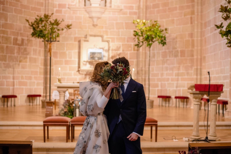 Fotos: De organizar bodas a protagonizar la suya: así es Inés, la novia bilbaína de la capucha de flores