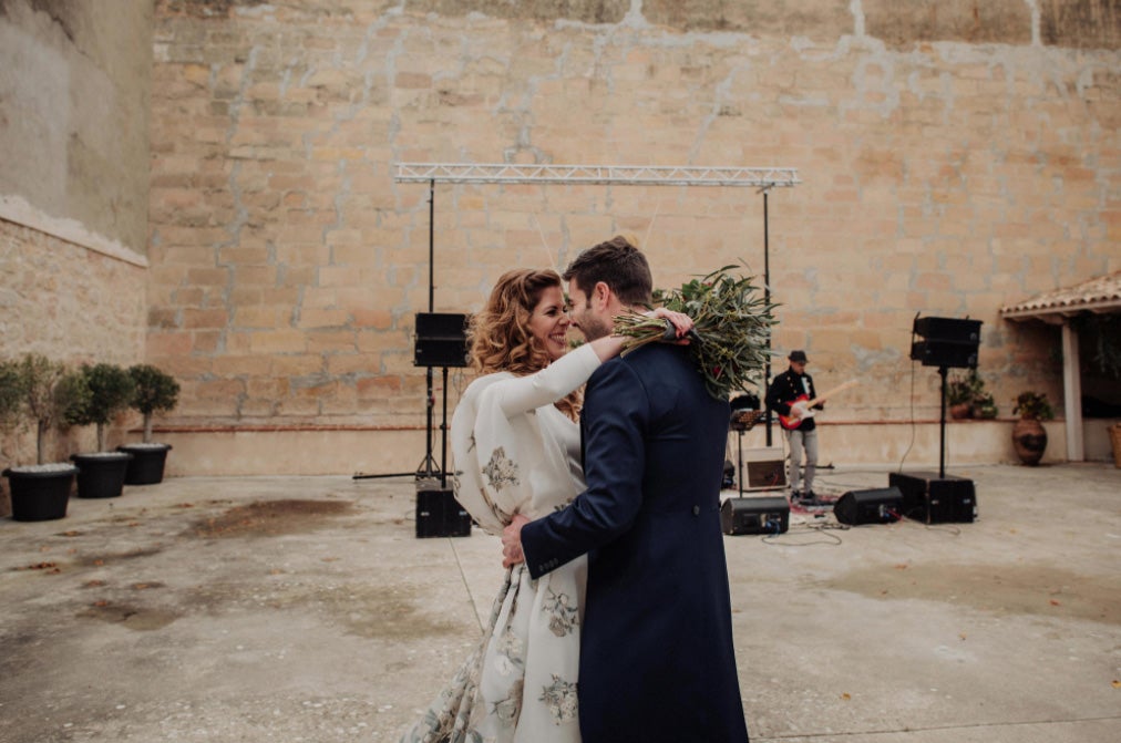 Fotos: De organizar bodas a protagonizar la suya: así es Inés, la novia bilbaína de la capucha de flores