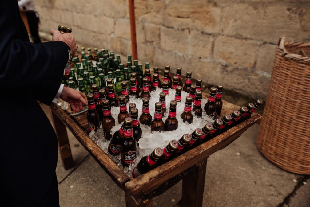 Fotos: De organizar bodas a protagonizar la suya: así es Inés, la novia bilbaína de la capucha de flores