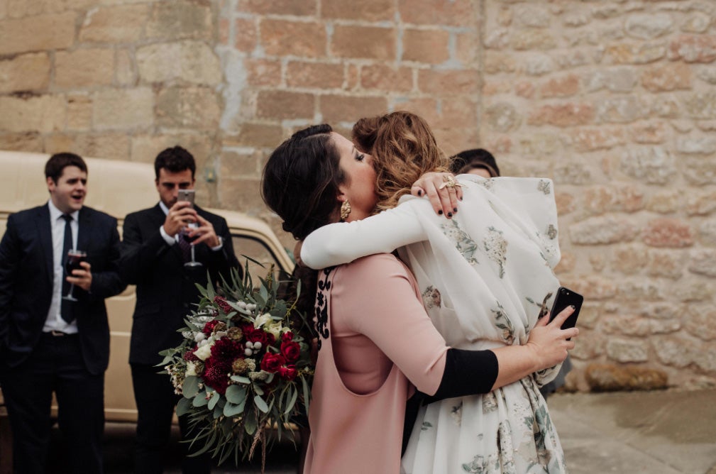 Fotos: De organizar bodas a protagonizar la suya: así es Inés, la novia bilbaína de la capucha de flores