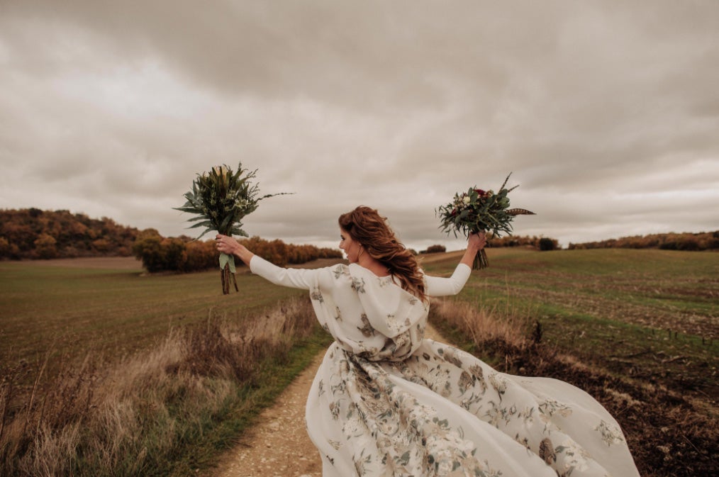 Fotos: De organizar bodas a protagonizar la suya: así es Inés, la novia bilbaína de la capucha de flores