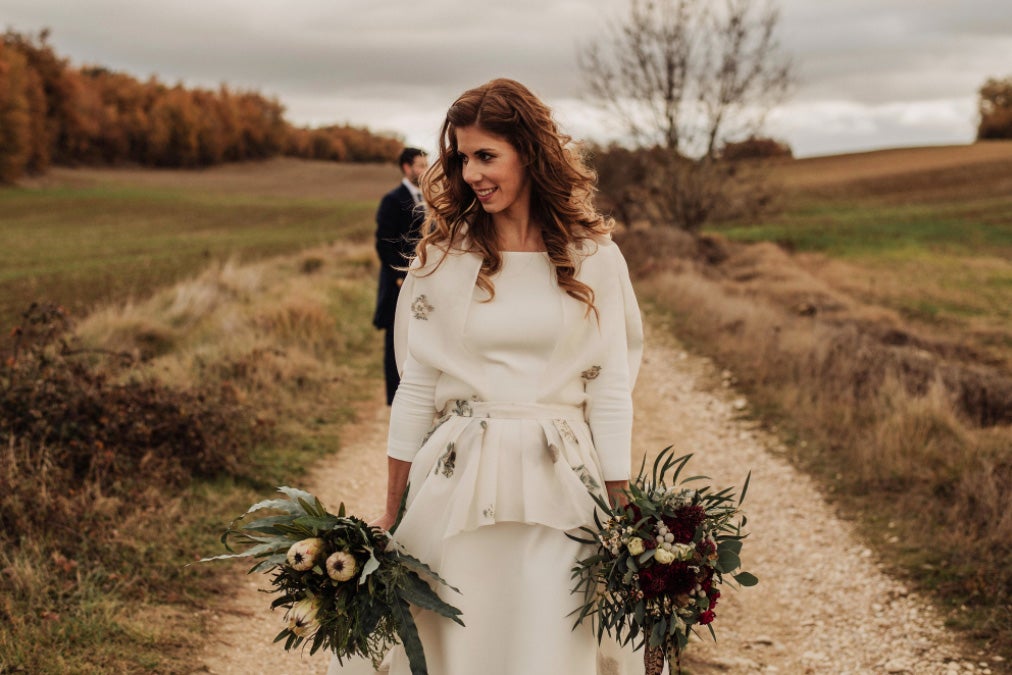 Fotos: De organizar bodas a protagonizar la suya: así es Inés, la novia bilbaína de la capucha de flores