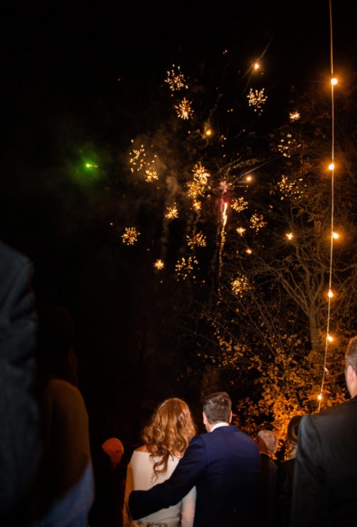 Fotos: De organizar bodas a protagonizar la suya: así es Inés, la novia bilbaína de la capucha de flores