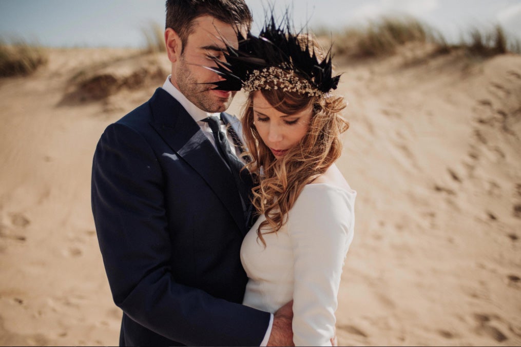 Fotos: De organizar bodas a protagonizar la suya: así es Inés, la novia bilbaína de la capucha de flores