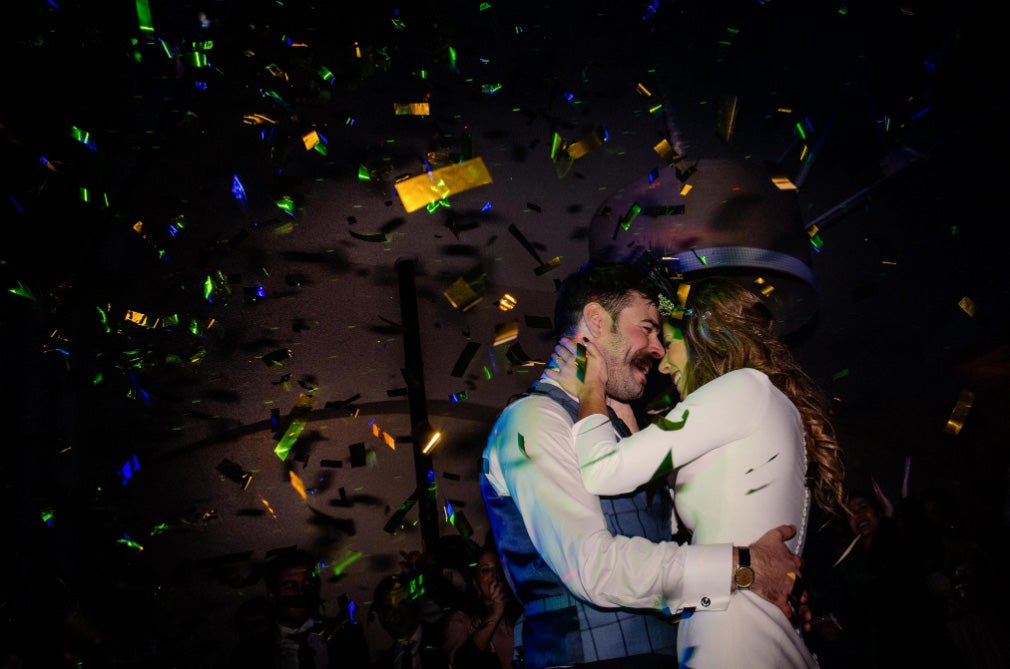 Fotos: De organizar bodas a protagonizar la suya: así es Inés, la novia bilbaína de la capucha de flores