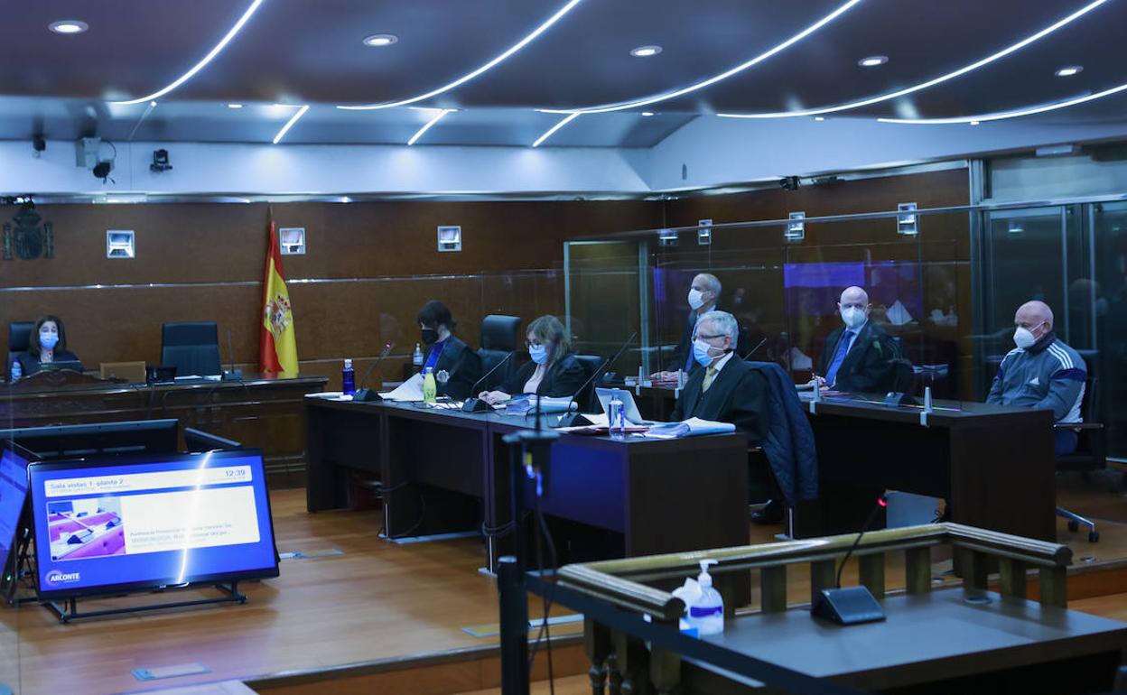 El juicio se está celebrando en la sala principal de la Audiencia Provincial de Álava. 