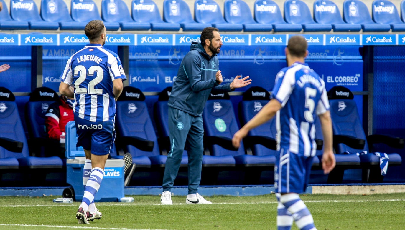 Machín aplaude a sus jugadores en un partido. 