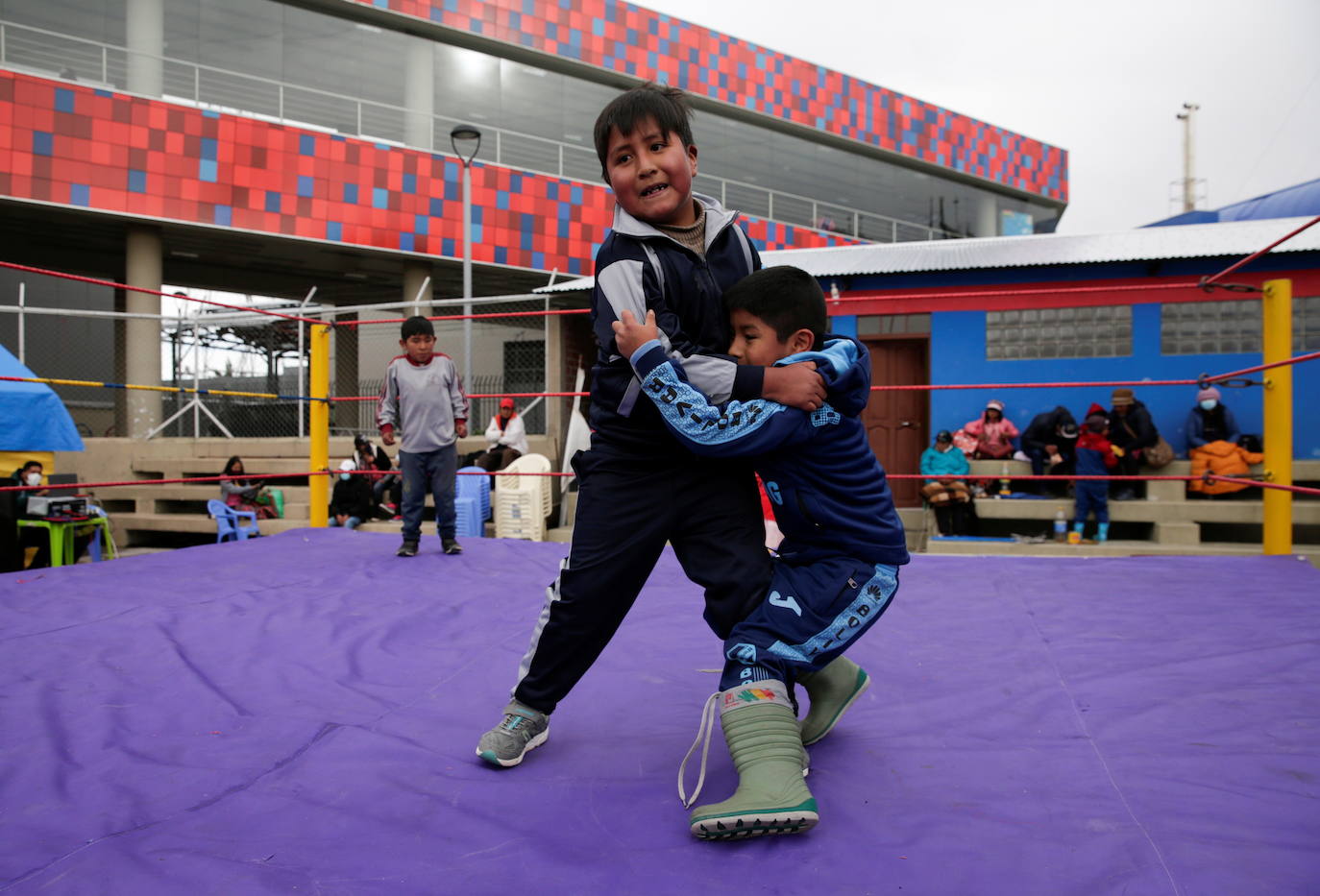 Los niños juegan en el evento de lucha libre de Cholitas.
