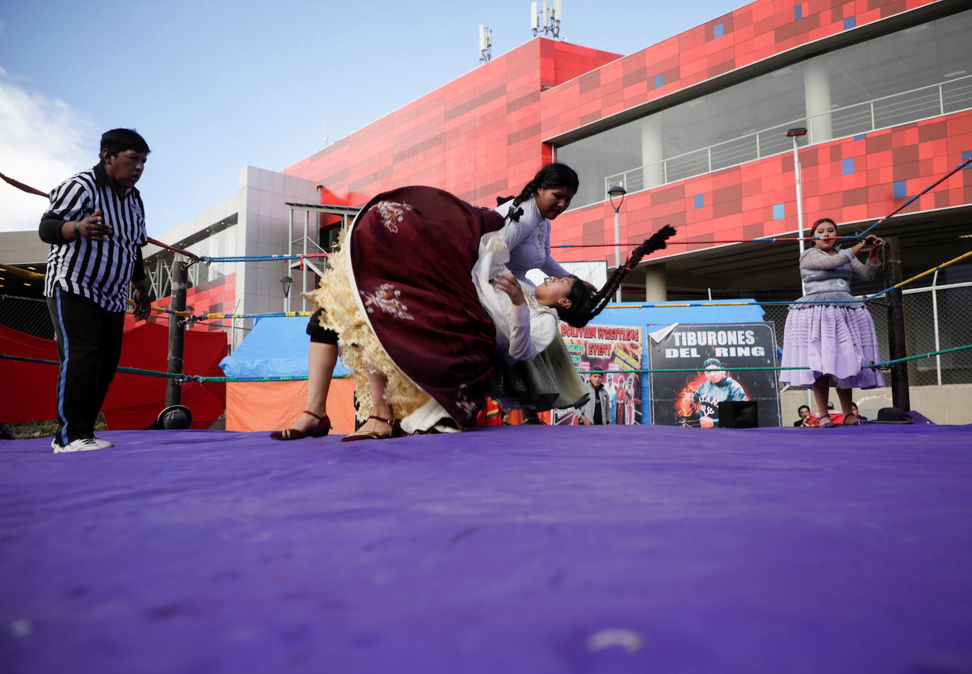 Dos cholitas luchadoras luchan.