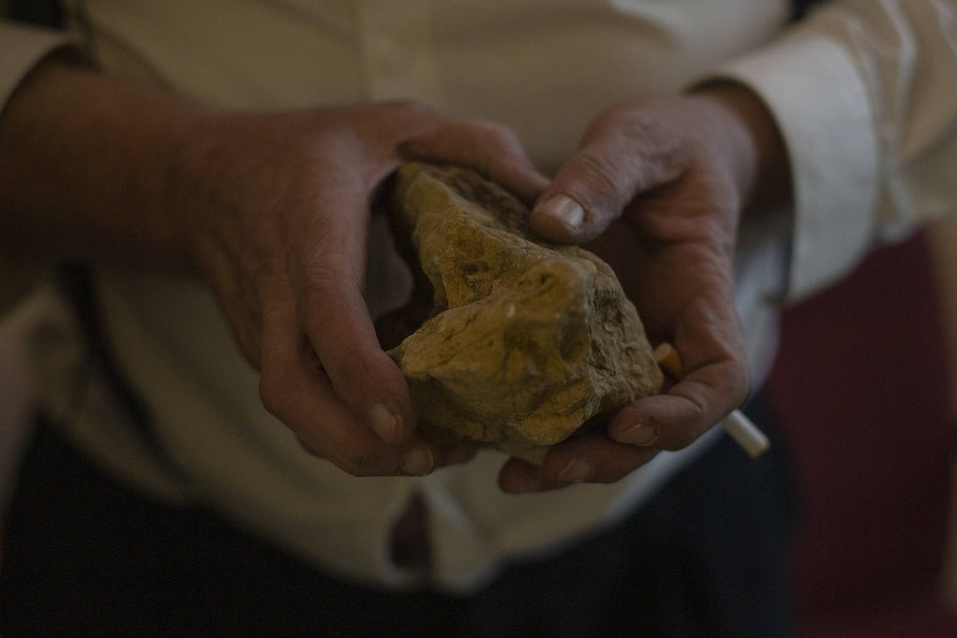 San Millán muestra una piedra con la que hizo un juego fotográfico de escala para simular un monte, en otro proyecto.