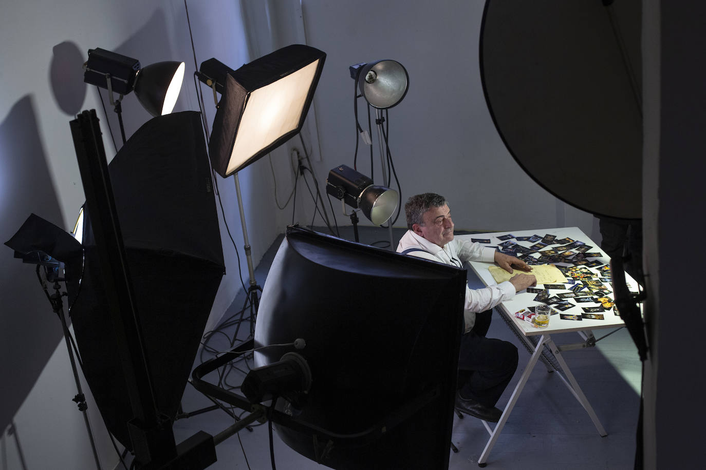 San Millán, iluminado en su estudio fotográfico.