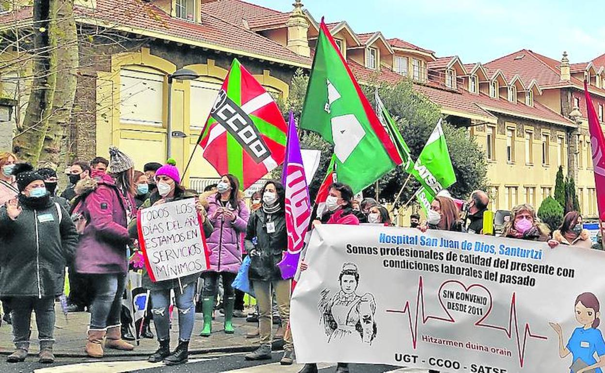 Tras la manifestación por Santurtzi y Portugalete, la plantilla en huelga se concentró frente al hospital San Juan de Dios.