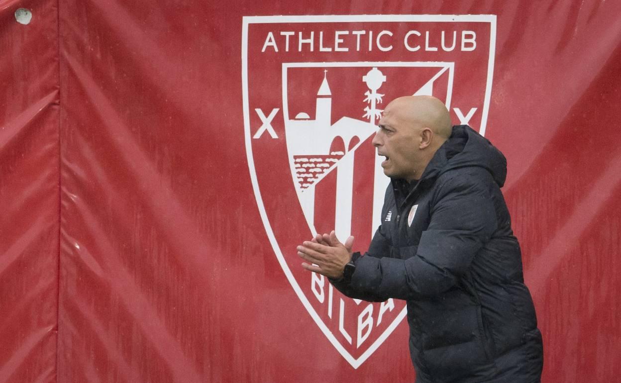 Ángel Villacampa dando instrucciones a las suyas en Lezama en el partido ante el Atlético. 