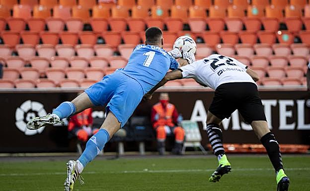 «El Athletic comparte su banquete con un Valencia amistoso e inoperante»