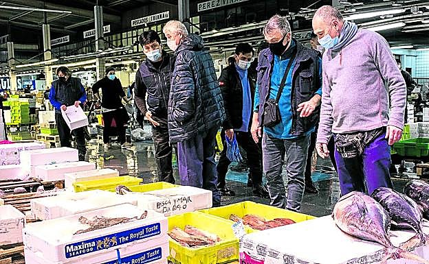 Compradores observan ayer el género en uno de los puntos de venta de pescado. 