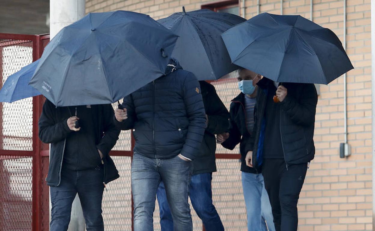 'Pakito' salió protegido por varios familiares y amigos que fueron a recogerle a la prisión de Zuera, en Zaragoza.