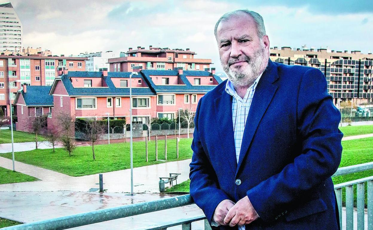 Roberto Larrañaga dirige una constructora que se encargó de la reforma del Buesa Arena o levantó el edificio de las oficinas municipales en San Martín. 