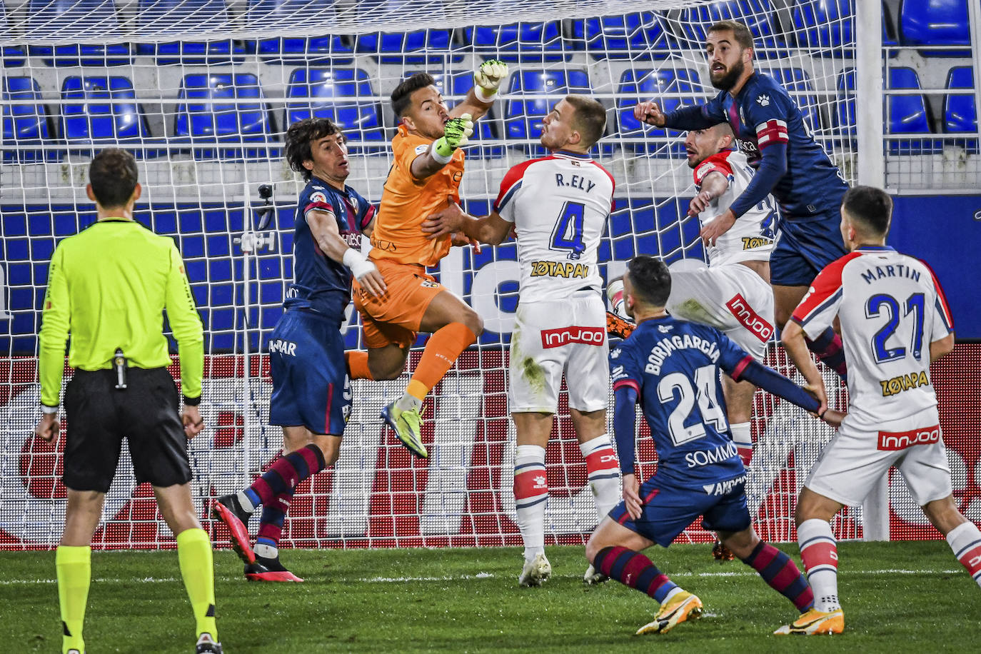 Ely, Tachi y Martín buscan el remate en el partido ante el Huesca