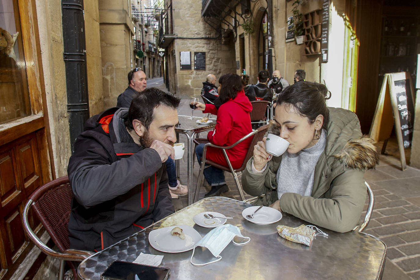 En Laguardia también han aprovechado vecinos y visitantes para disfrutar de las terrazas y de los paseos por la localidad. 