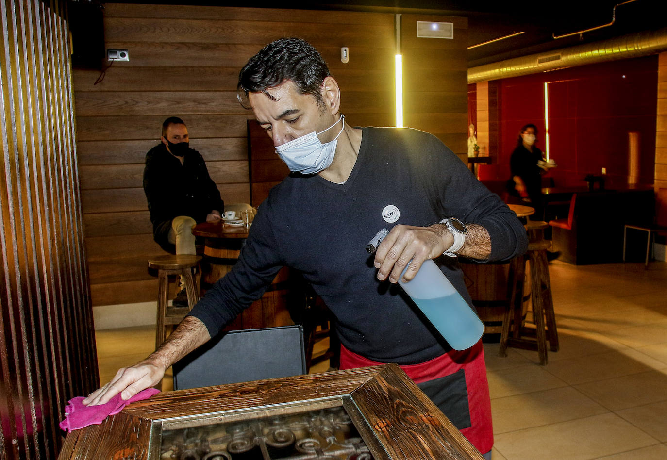 En Laguardia también han aprovechado vecinos y visitantes para disfrutar de las terrazas, los bares y de los paseos por la localidad. 