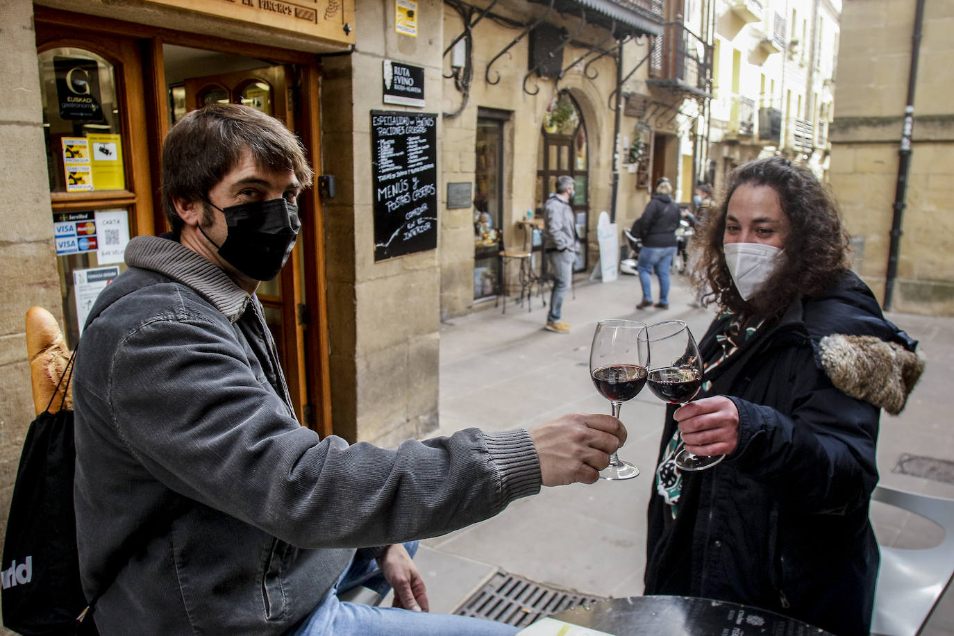 En Laguardia también han aprovechado vecinos y visitantes para disfrutar de las terrazas y de los paseos por la localidad. 