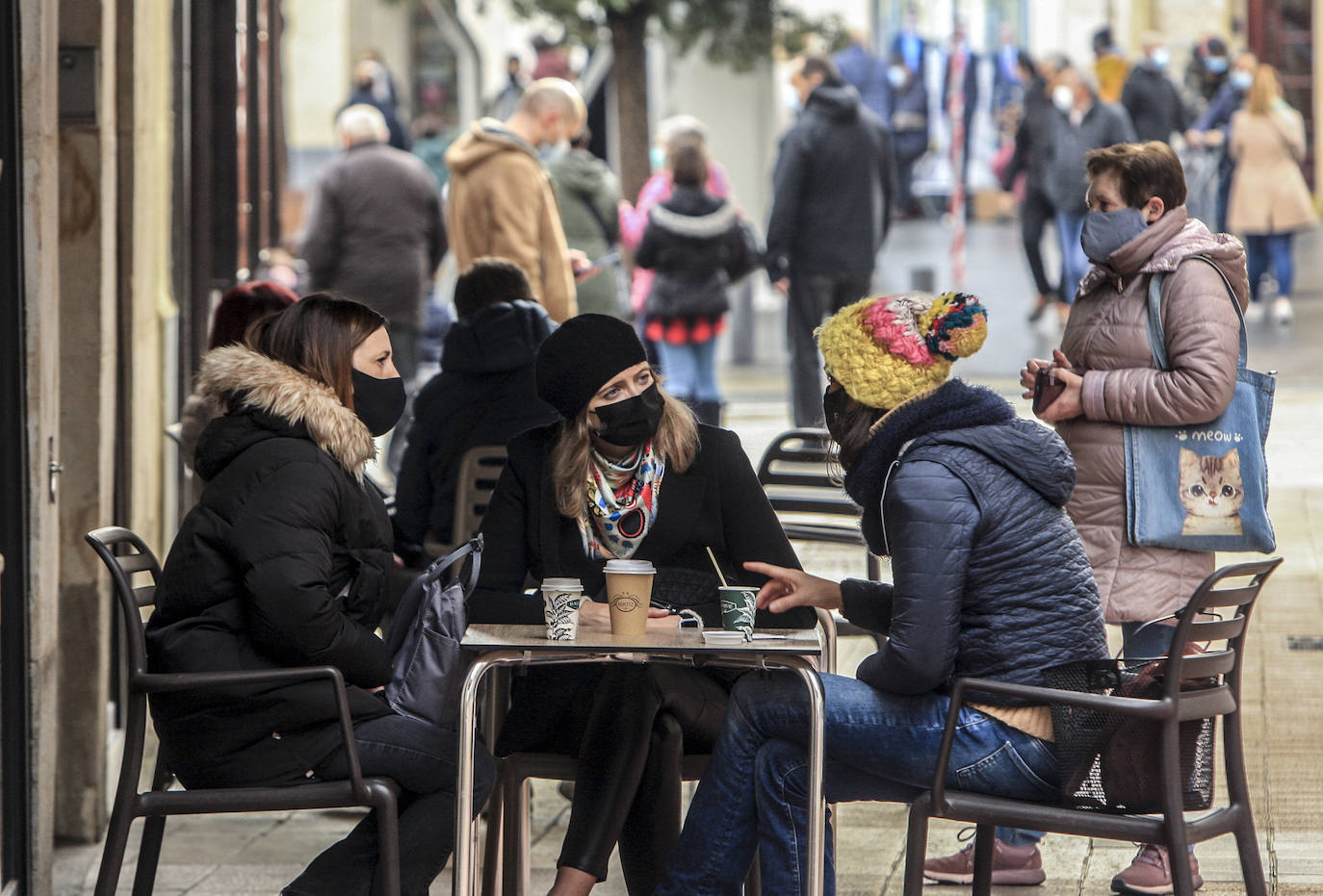 La tregua que ha dado la lluvia ha animado a los vitorianos a ocupar las terrazas.