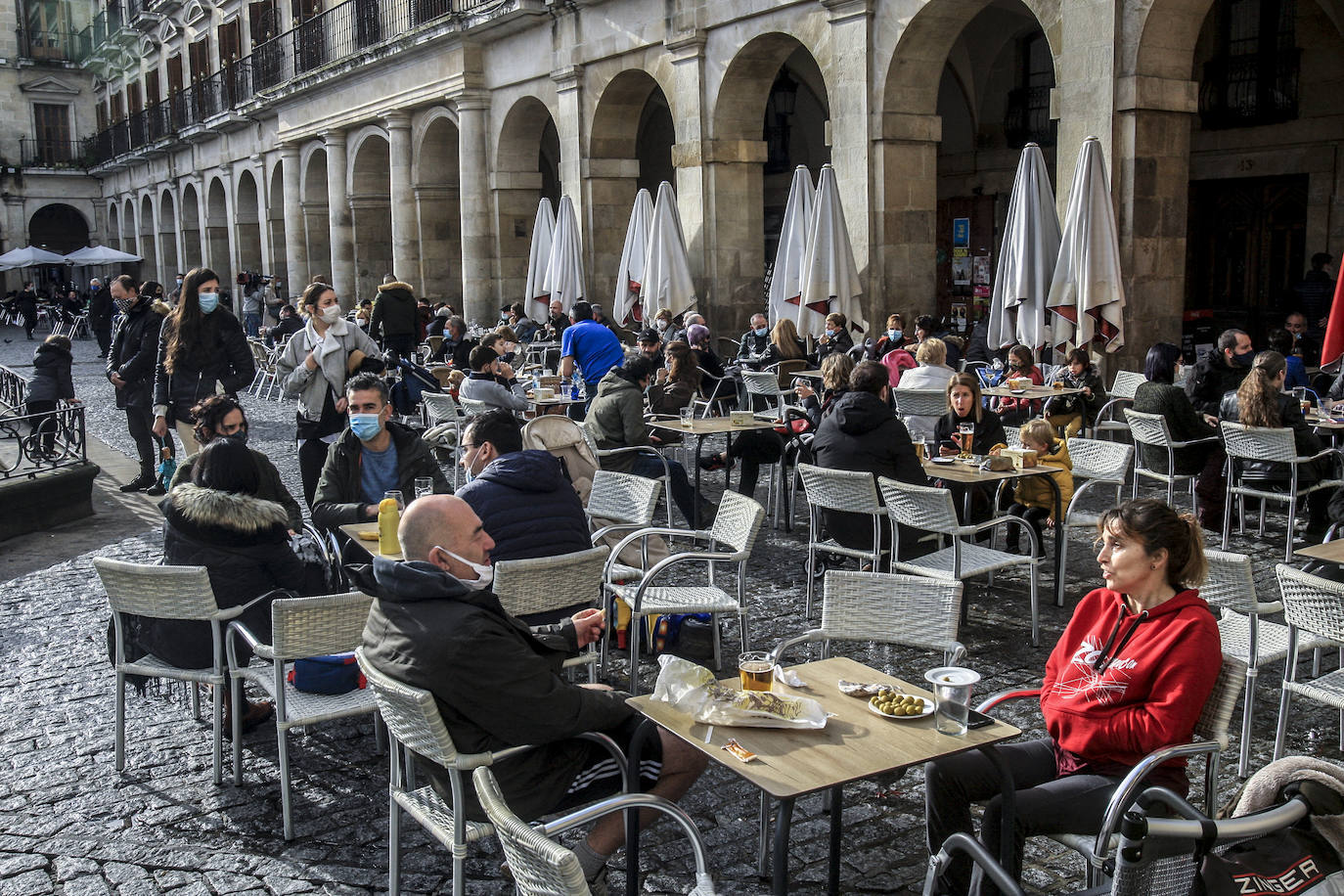 La tregua que ha dado la lluvia ha animado a los vitorianos a ocupar las terrazas.
