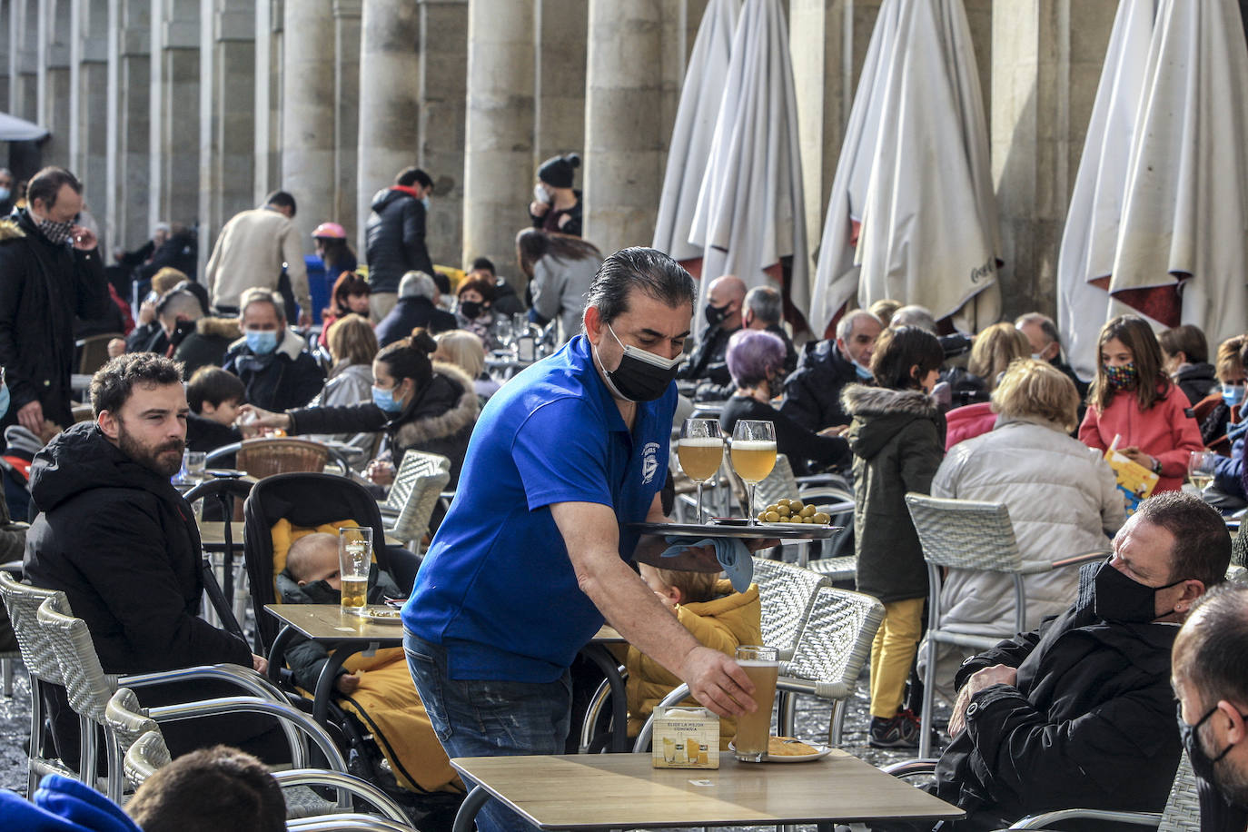 La tregua que ha dado la lluvia ha animado a los vitorianos a ocupar las terrazas.