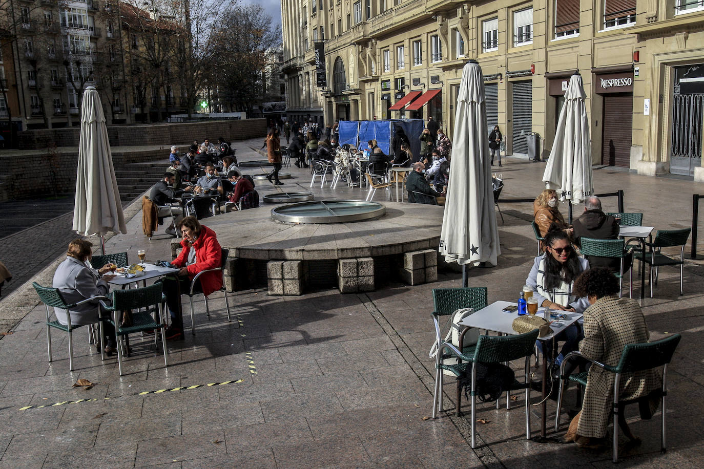 La tregua que ha dado la lluvia ha animado a los vitorianos a ocupar las terrazas.