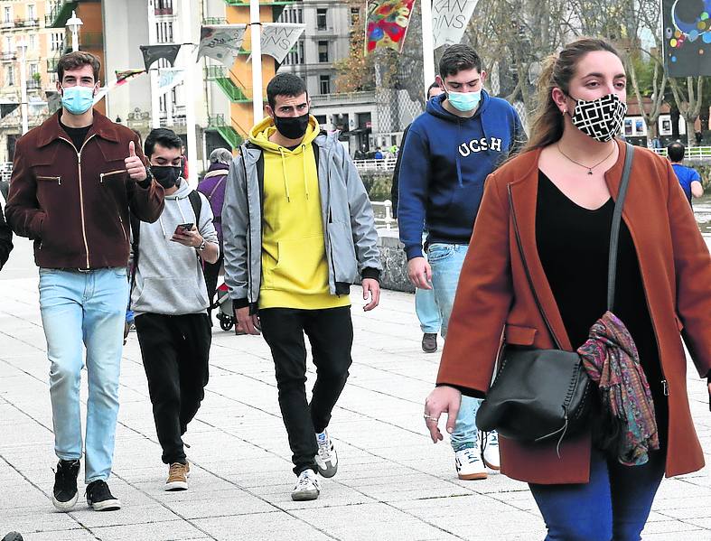 Imagen secundaria 1 - 1. En la ciudad. Bilbao también recuperó actividad callejera, especialmente en los paseos junto a la ría y en la Gran Vía. | 2. Puerto deportivo. El buen tiempo y la temperatura agradable llenaron las terrazas por primera vez desde hace más de un mes.