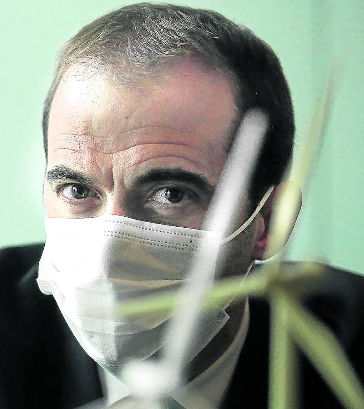 Íñigo Ansola posa delante de las maquetas de unos aerogeneradore en su despacho del EVE.
