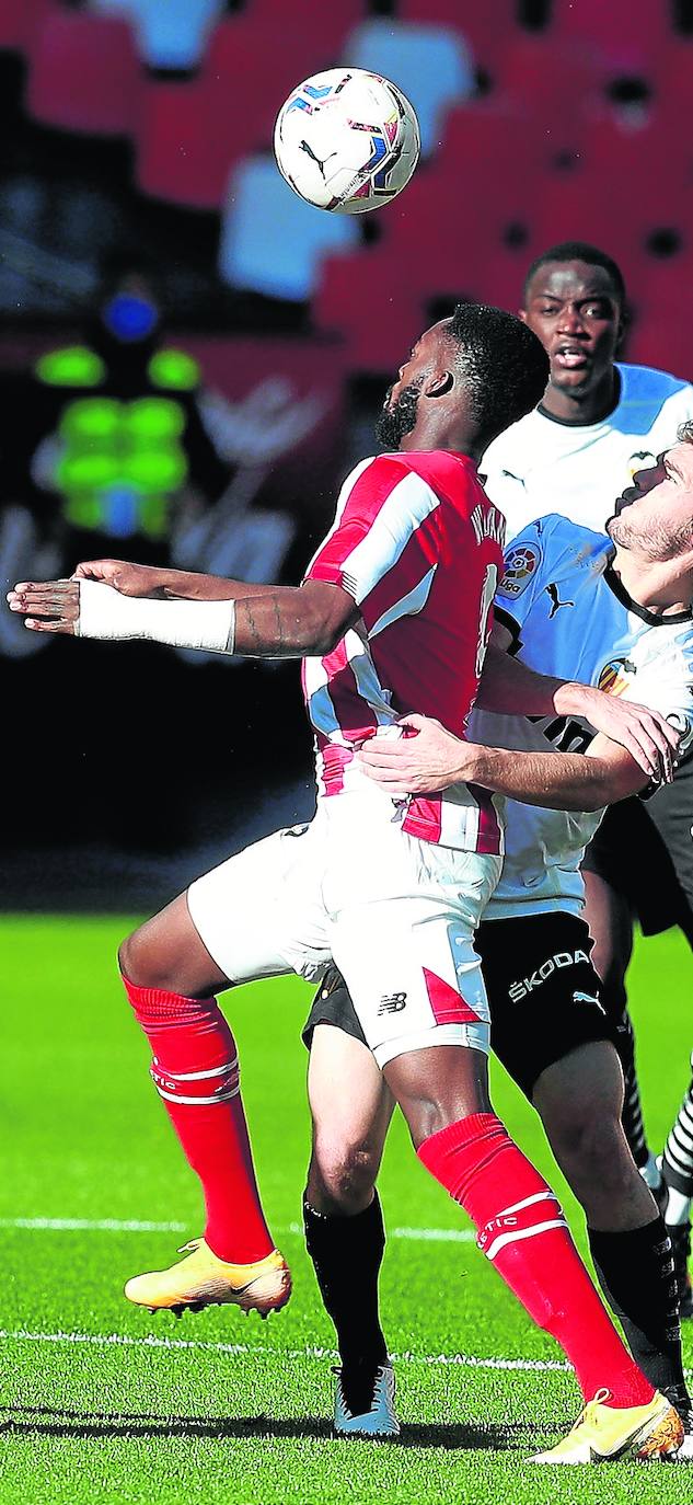 Williams pugna en Mestalla con el lateral Wass. 