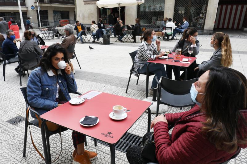 Fotos: Los vizcaínos aprovechan el buen tiempo y la reapertura de la movilidad y la hostelería para echarse a la calle