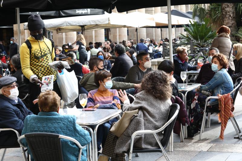 Ambiente en las terrazas de la Plaza Nueva