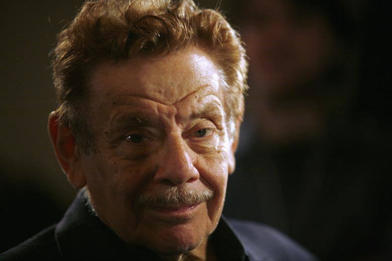 El actor Jerry Stiller, 92 años. Stiller interpretó a dos de los padres más cascarrabias de la televisión estadounidense en las comedias de situación "Seinfeld" y "The King of Queens". 