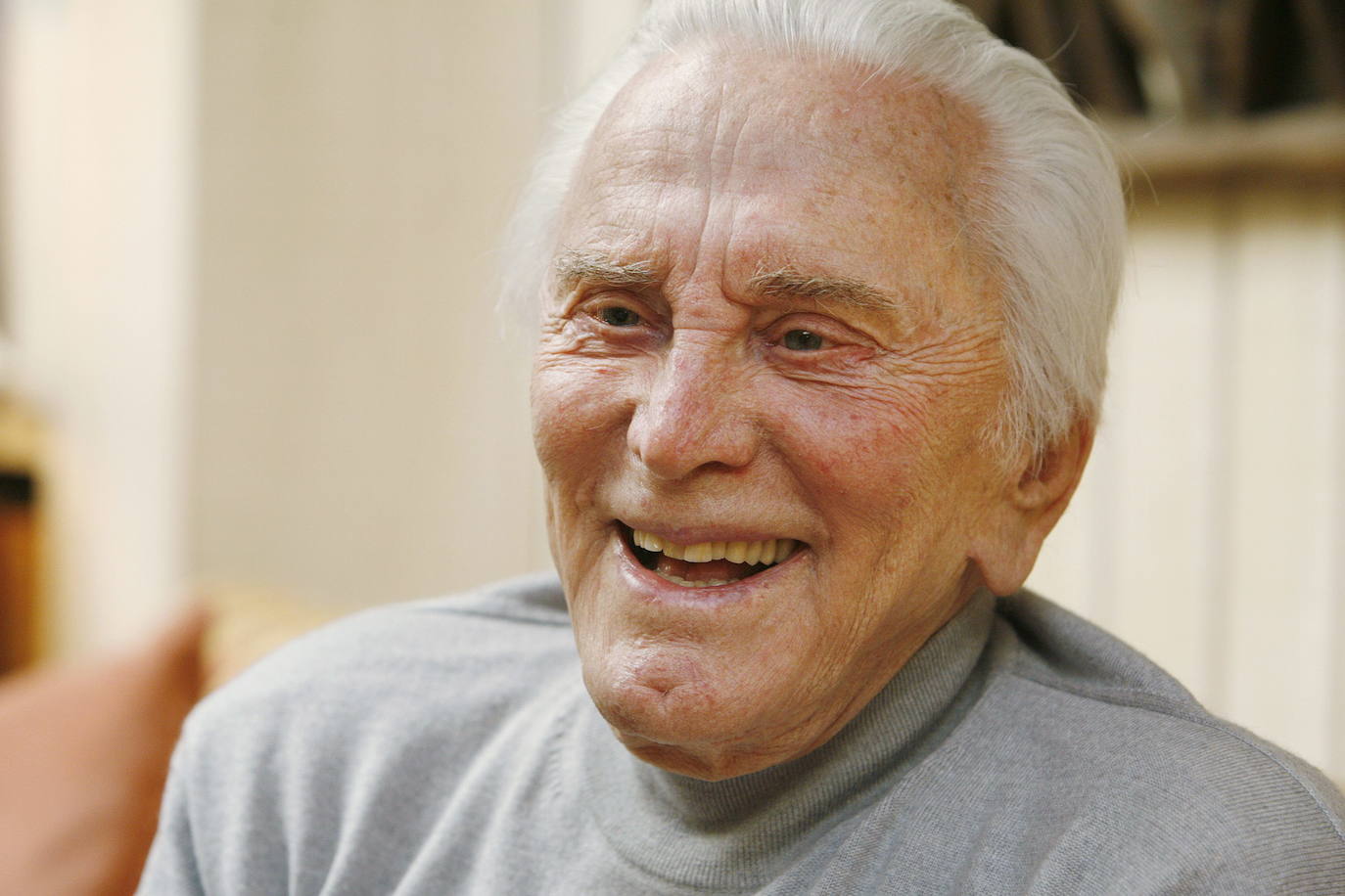 El actor Kirk Douglas, 103 años. La estrella de cine de mentón hendido que luchó contra gladiadores, vaqueros y boxeadores en la pantalla y el establecimiento de Hollywood, murió en febrero. Douglas hizo más de 90 películas en una carrera que se extendió a lo largo de siete décadas, lo que lo convirtió en una de las estrellas de taquilla más importantes de las décadas de 1950 y 1960. 