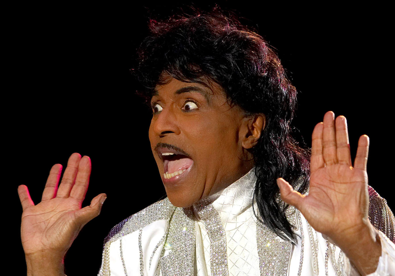 El músico Little Richard, 87 años. El autoproclamado "arquitecto del rock 'n' roll" que construyó su sonido innovador con una mezcla hirviente de boogie-woogie, rhythm and blues y gospel, murió en mayo de cáncer. Richard, cuyos electrizantes éxitos de la década de 1950 como "Tutti Frutti" y "Long Tall Sally" y su extravagante presencia en el escenario influyeron en legiones de artistas, atrajo a jóvenes fanáticos negros y blancos en una época en la que partes de Estados Unidos todavía estaban estrictamente segregadas.