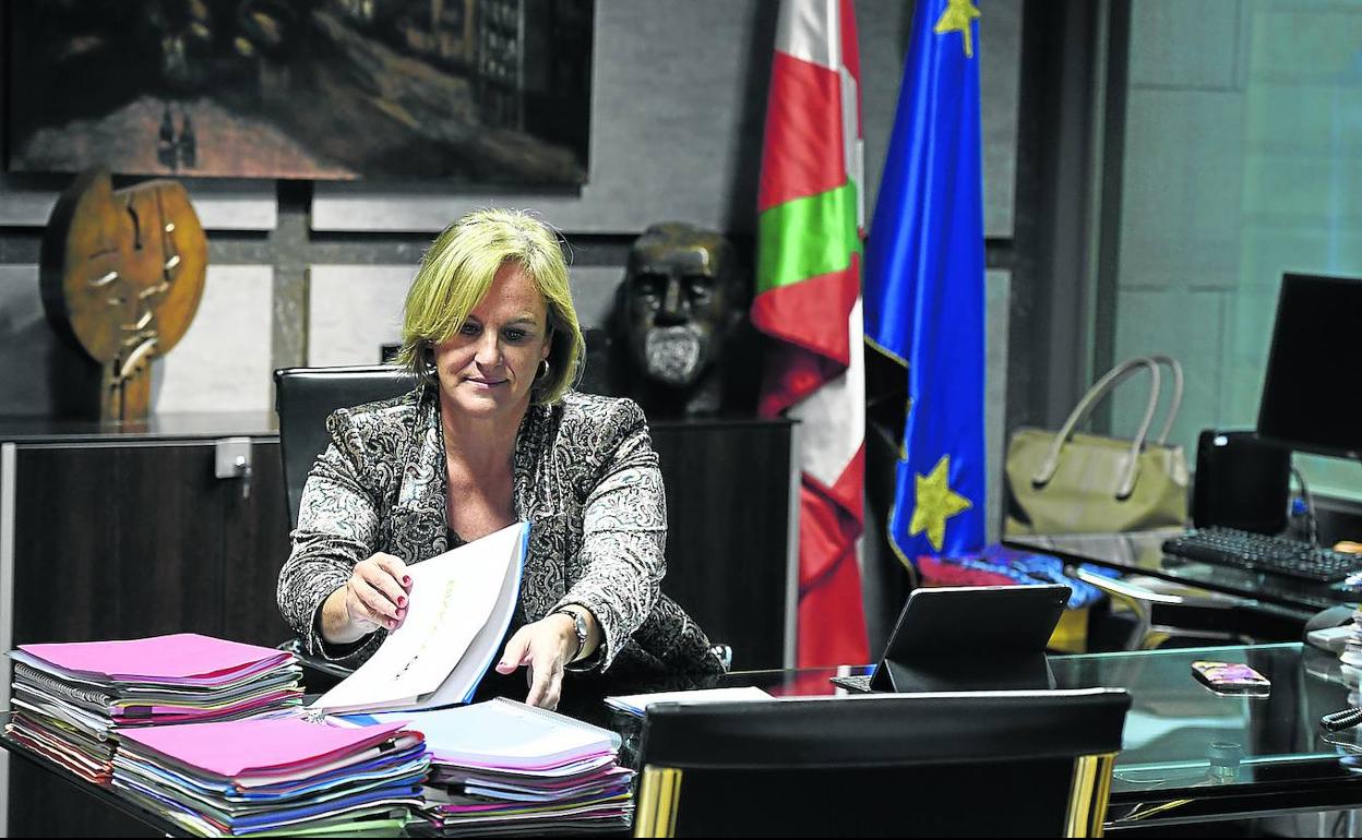 La presidenta del Bizkai buru batzar, Itxaso Atuxa, en su despacho en Sabin Etxea. 
