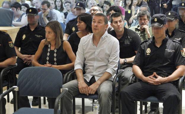 Arnaldo Otegi (en primer término) y otros dirigentes abertzales, en 2011 en el banquillo de la Audiencia Nacional, donde son juzgados por tratar de reconstruir la «ilegal» Batasuna.