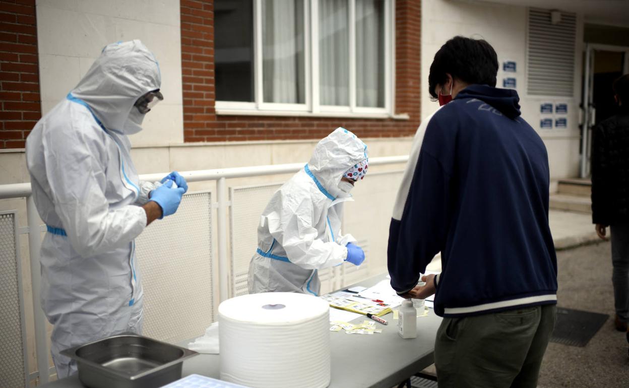 Sanitarios realizan pruebas en un colegio de Madrid. 