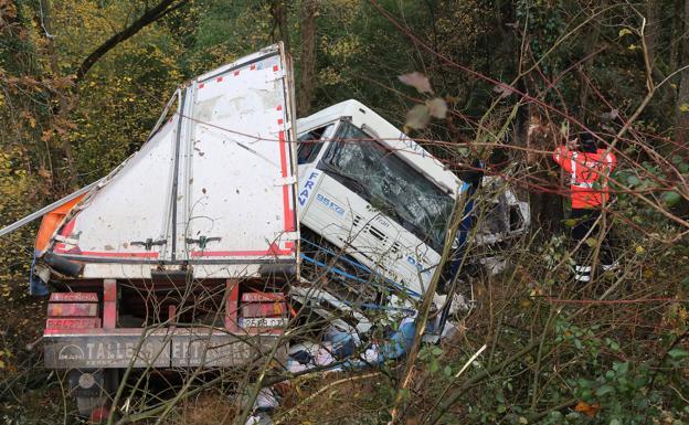 Equipos de rescate junto al camión siniestrado. El conductor ha perdido la vida. 