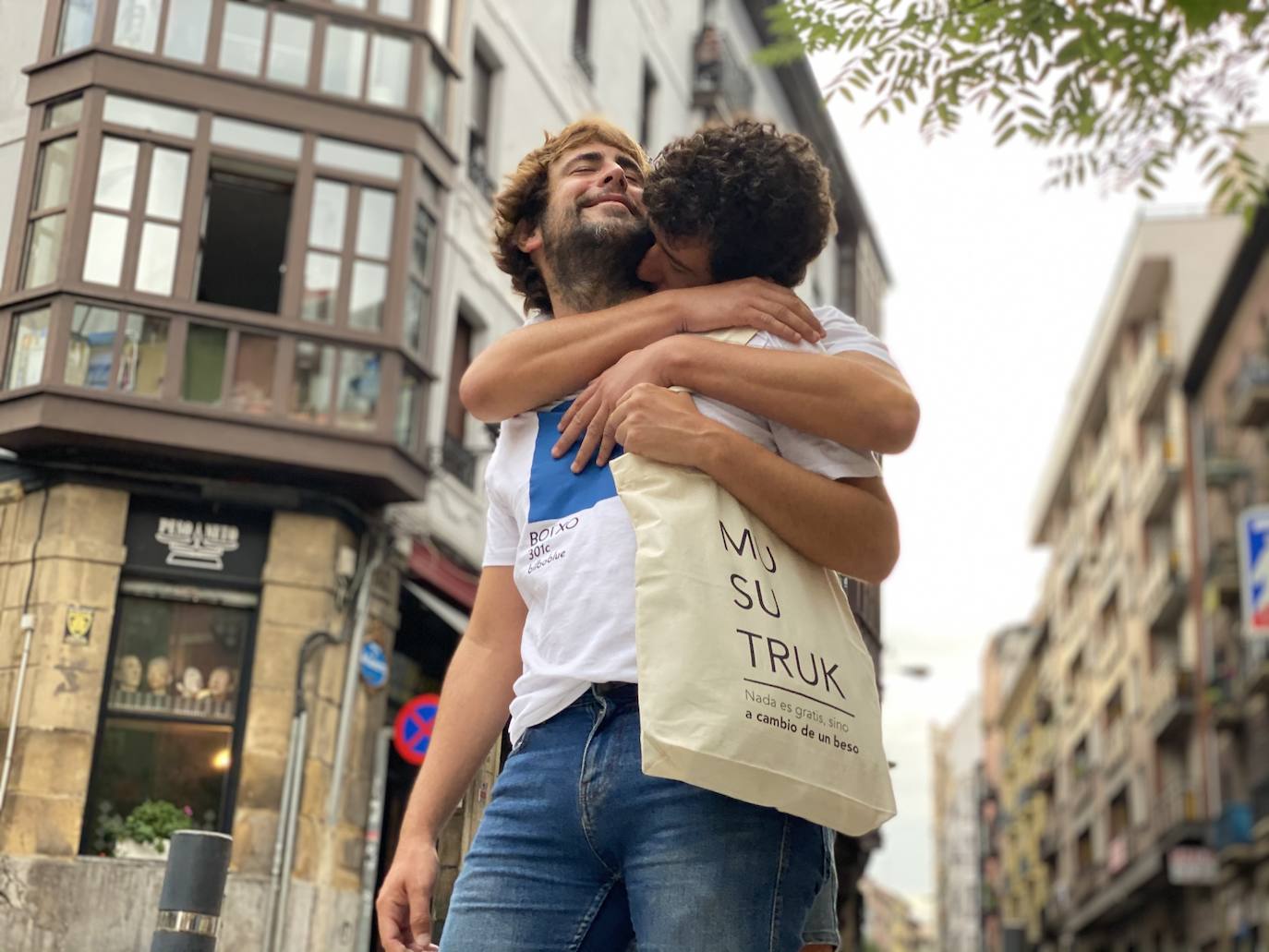 Fotos: Desde el Bosque de Oma hasta el color &#039;Bilboblue&#039;: las camisetas y bolsas de tres amigos inspiradas en la cultura vasca