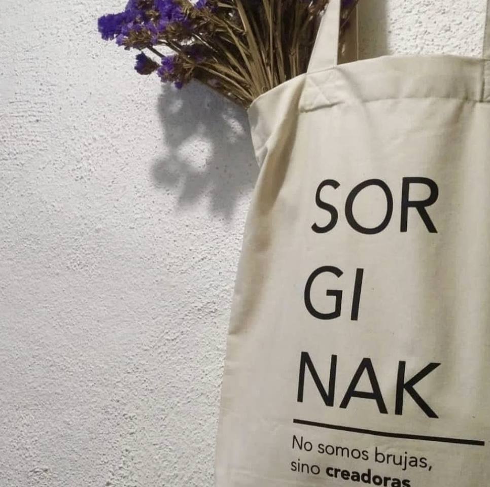 Fotos: Desde el Bosque de Oma hasta el color &#039;Bilboblue&#039;: las camisetas y bolsas de tres amigos inspiradas en la cultura vasca