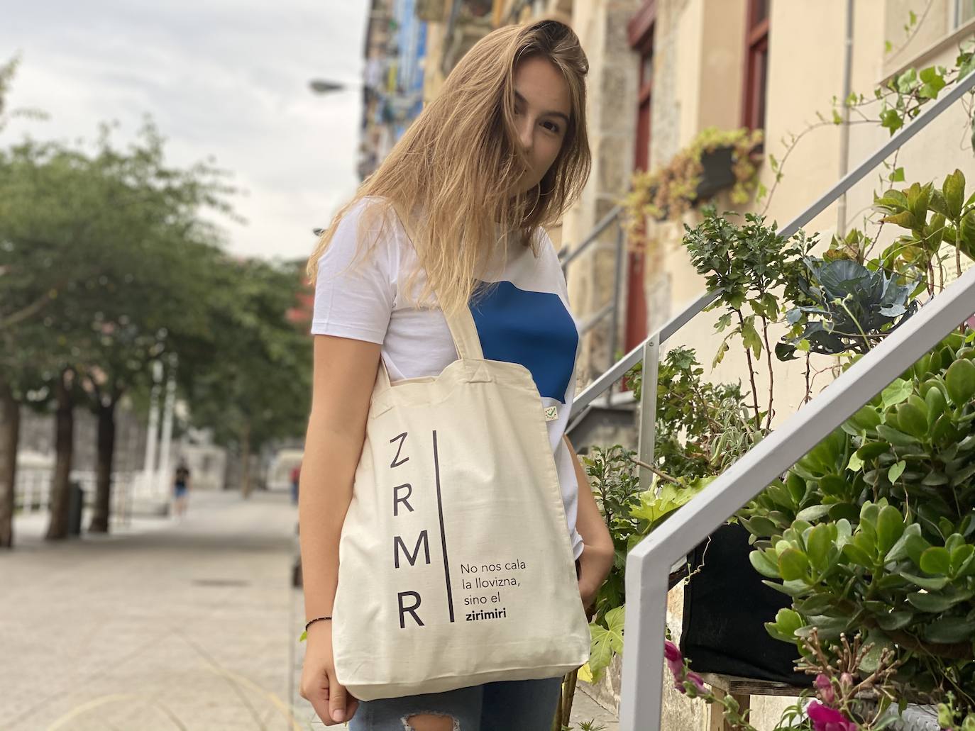 Fotos: Desde el Bosque de Oma hasta el color &#039;Bilboblue&#039;: las camisetas y bolsas de tres amigos inspiradas en la cultura vasca