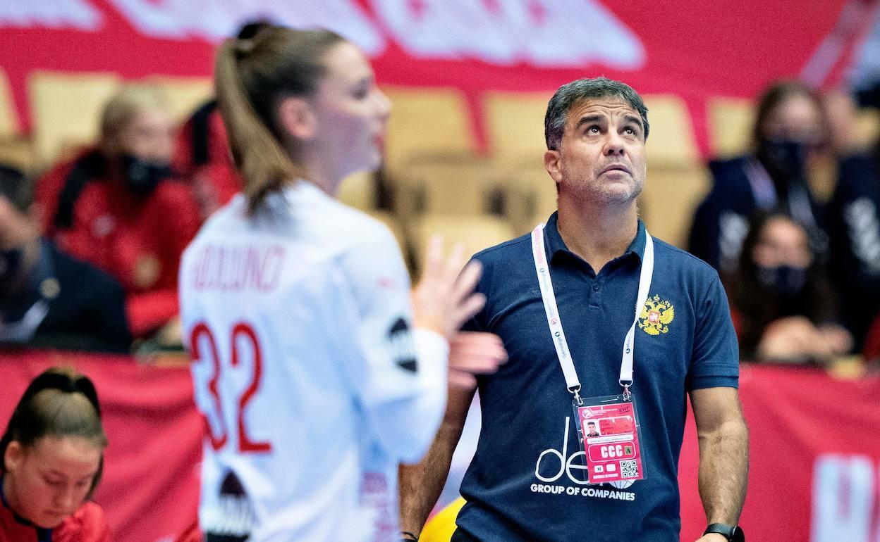 El español Ambros Martín durante el transcurso del choque ante Dinamarca que le ha costado el puesto. 